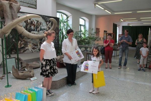 Otvorena izložba dečjih radova „Štogod više čitaš, sve si veći jači“